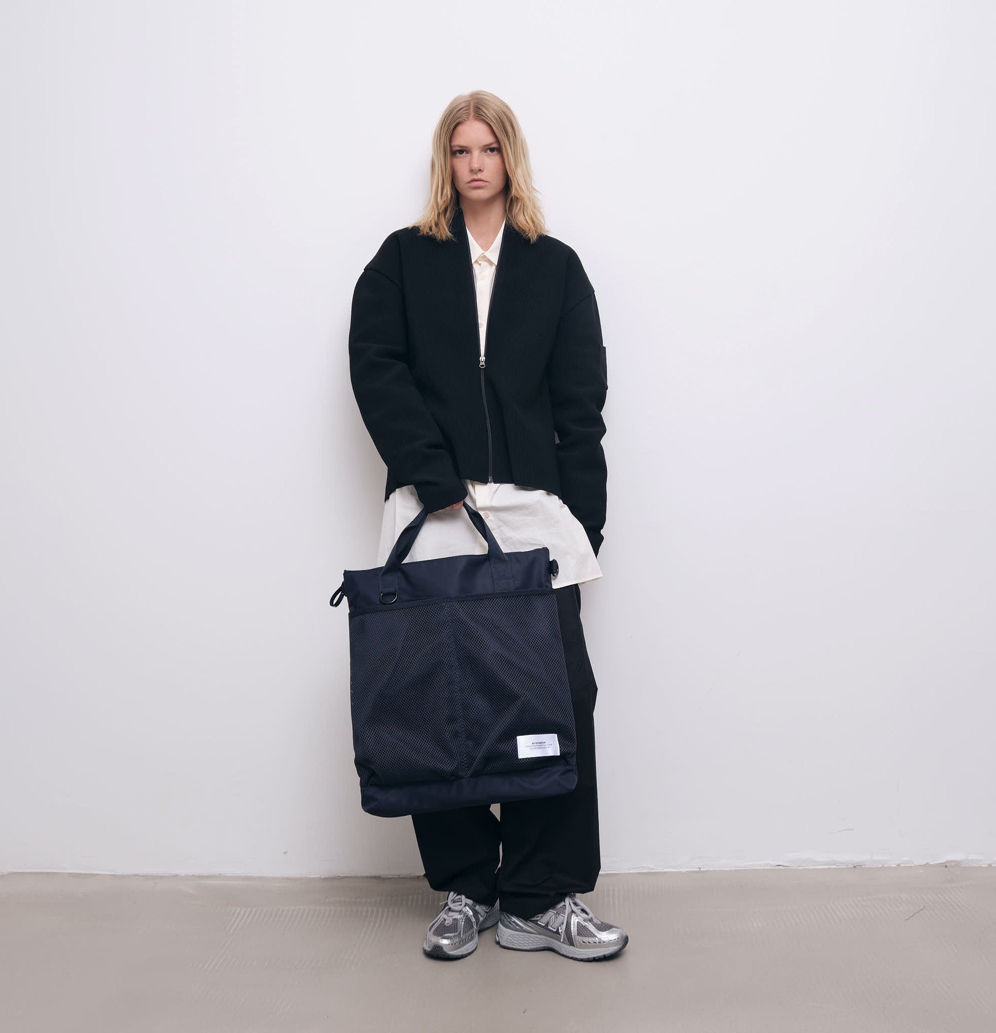 Tote bag - Navy blue - James Ay - Model