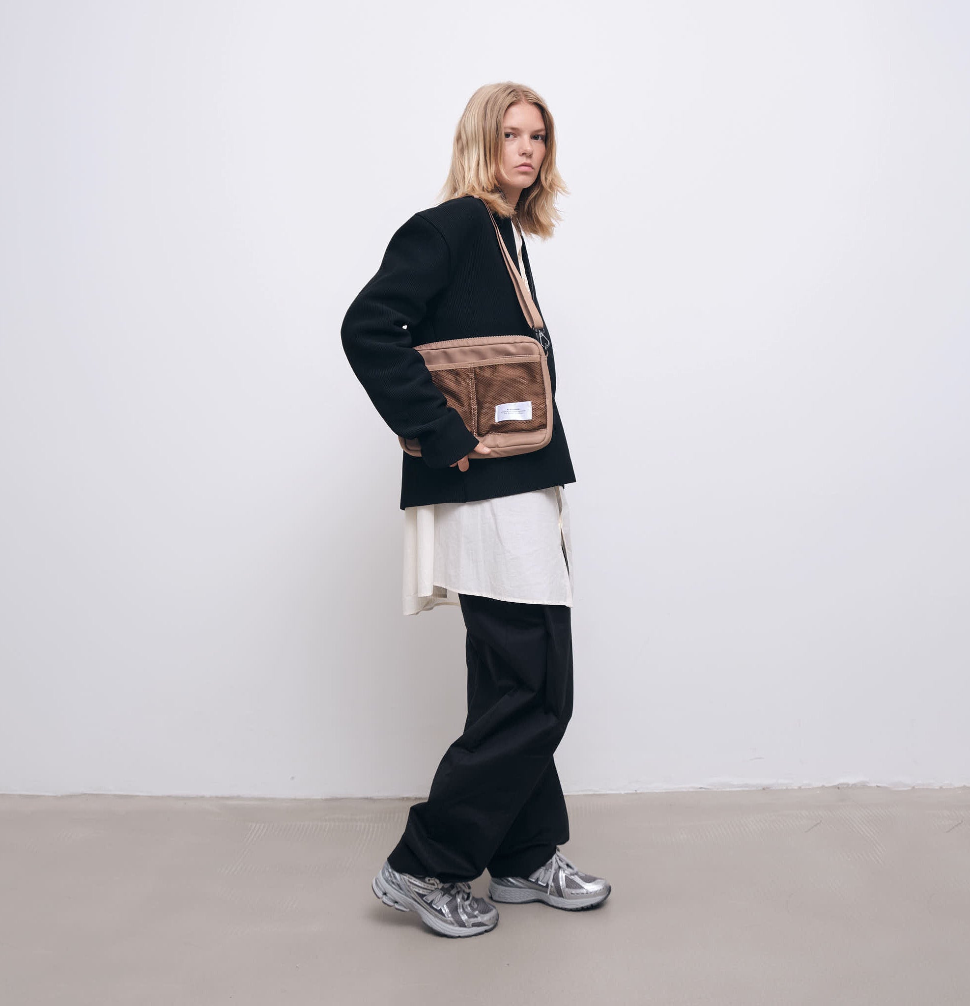 Cross-body - Khaki brown - James Ay - Model