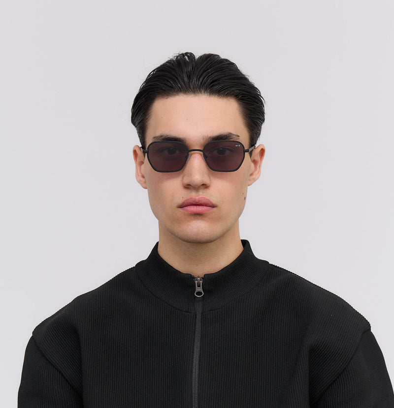 Decent - Matte black - James Ay - Model