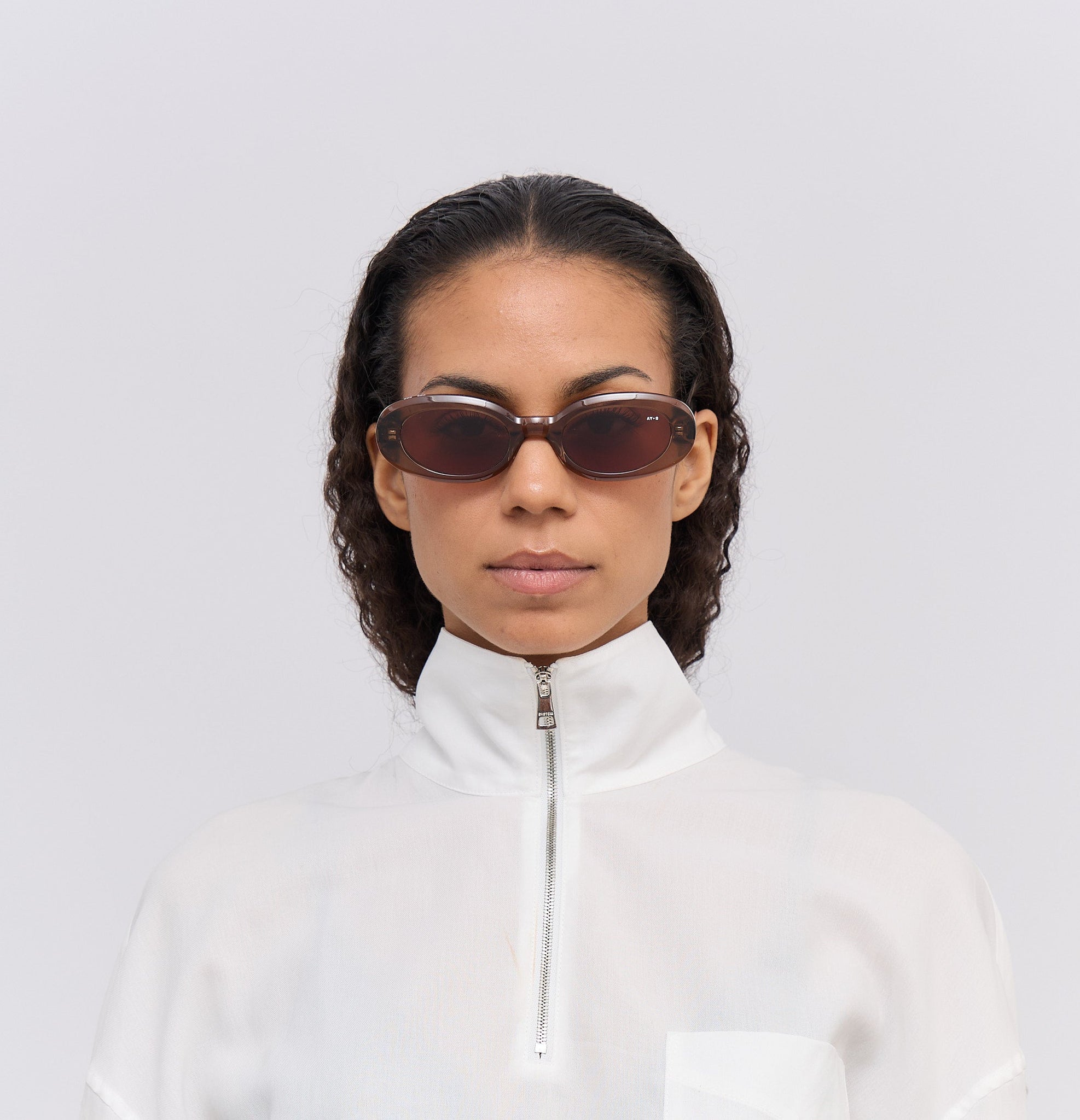 Roselle - Transparent coffee brown - James Ay - Model